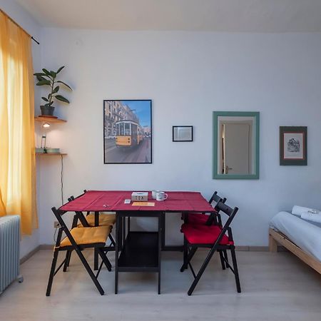 Xenia Apartments - Luminous Studio At Navigli Tram Theme Milan Bagian luar foto